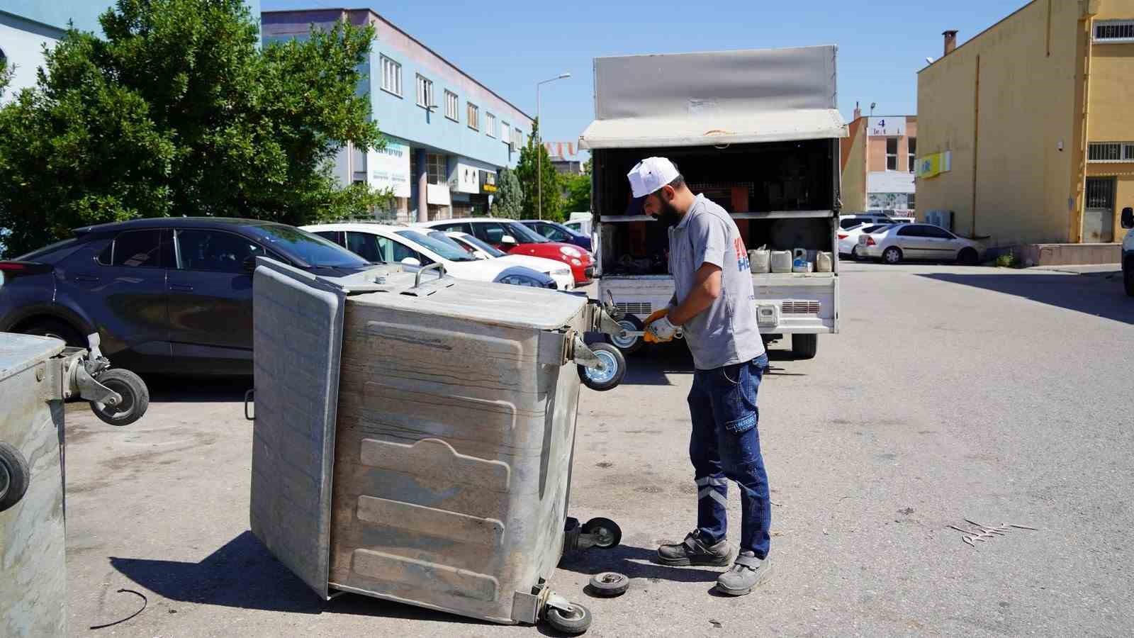 Yunusemre’de çöp konteynerlerine yaz mesaisi