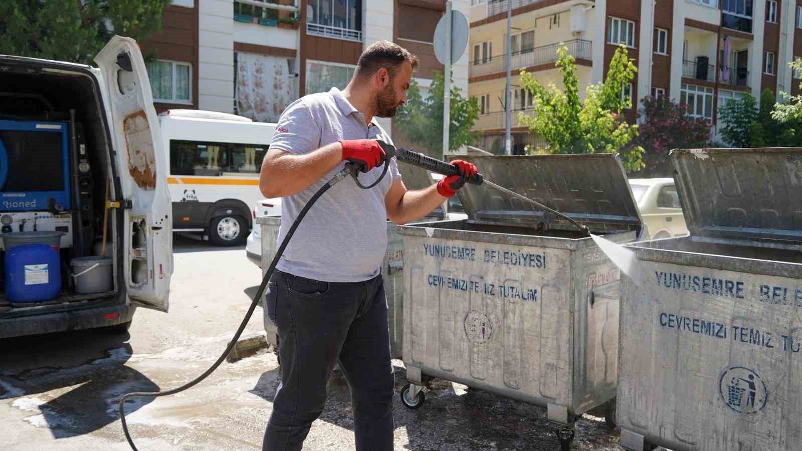 Yunusemre’de çöp konteynerlerine yaz mesaisi