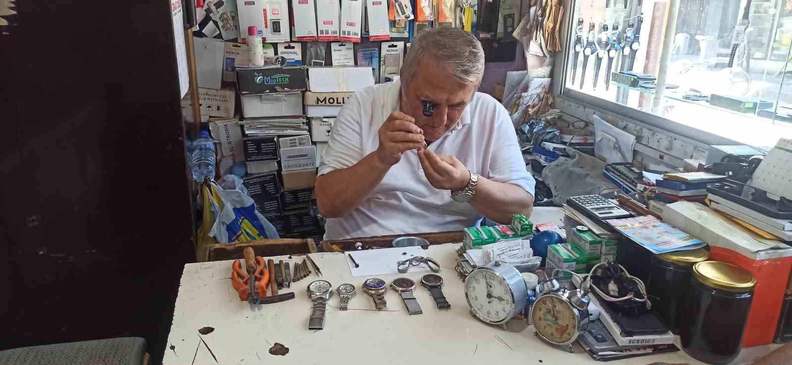 52 yıllık saat tamircisi teknolojiye direniyor
