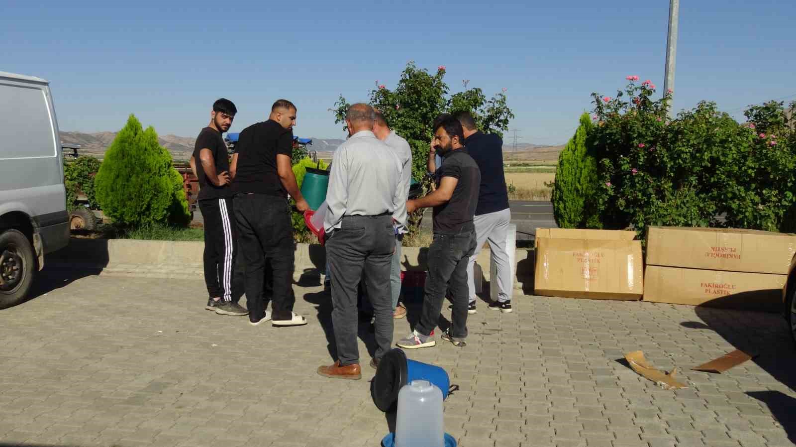 Gercüş’te 107 üreticiye yüzde 75 hibeli tavuk ve yem dağıtıldı