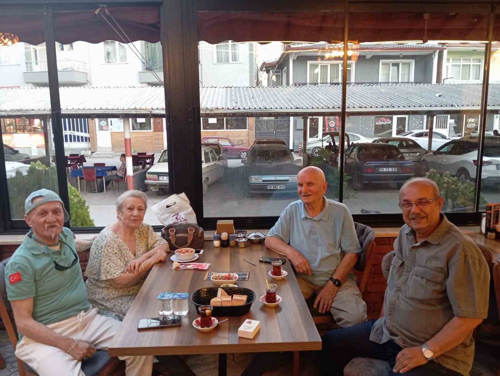 Emekli öğretmenler öğrencileriyle buluştu