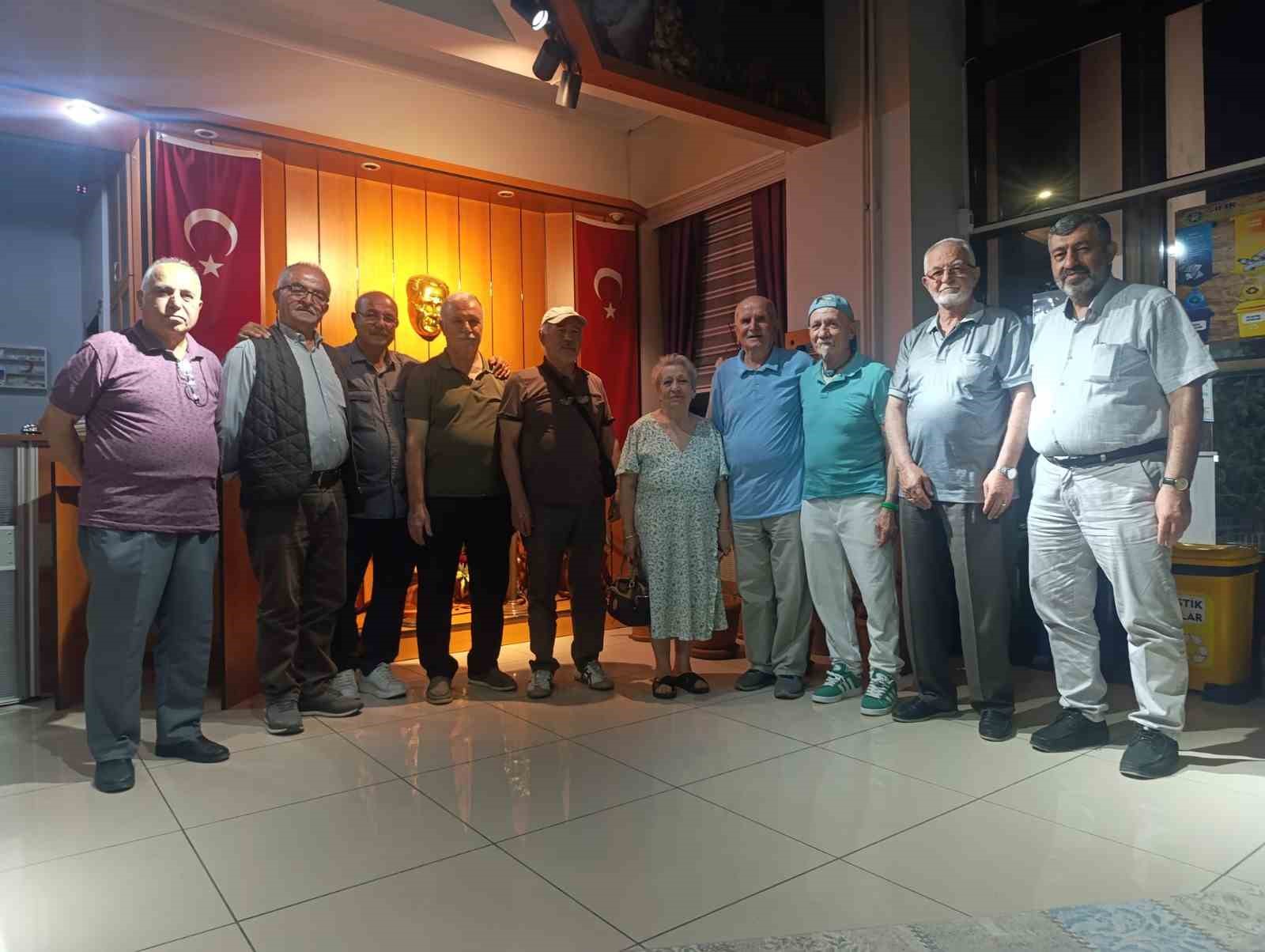 Emekli öğretmenler öğrencileriyle buluştu