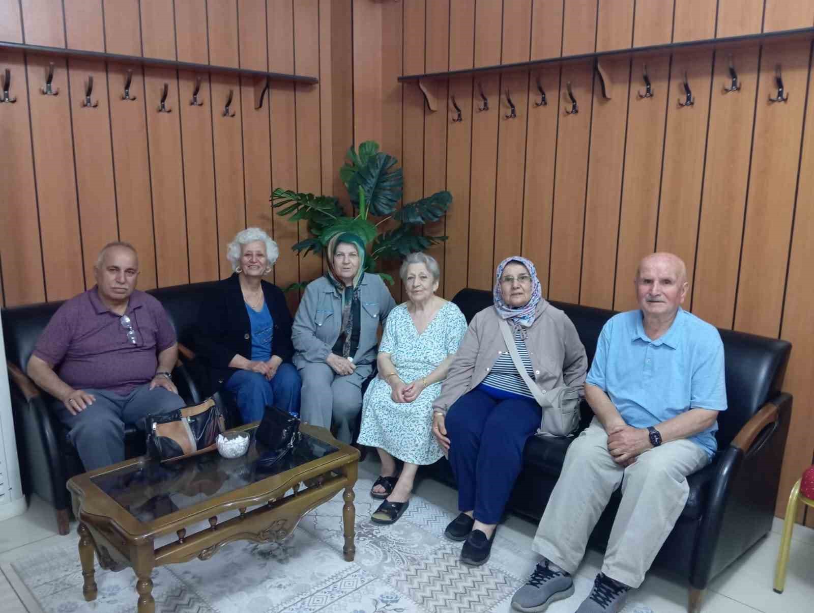 Emekli öğretmenler öğrencileriyle buluştu