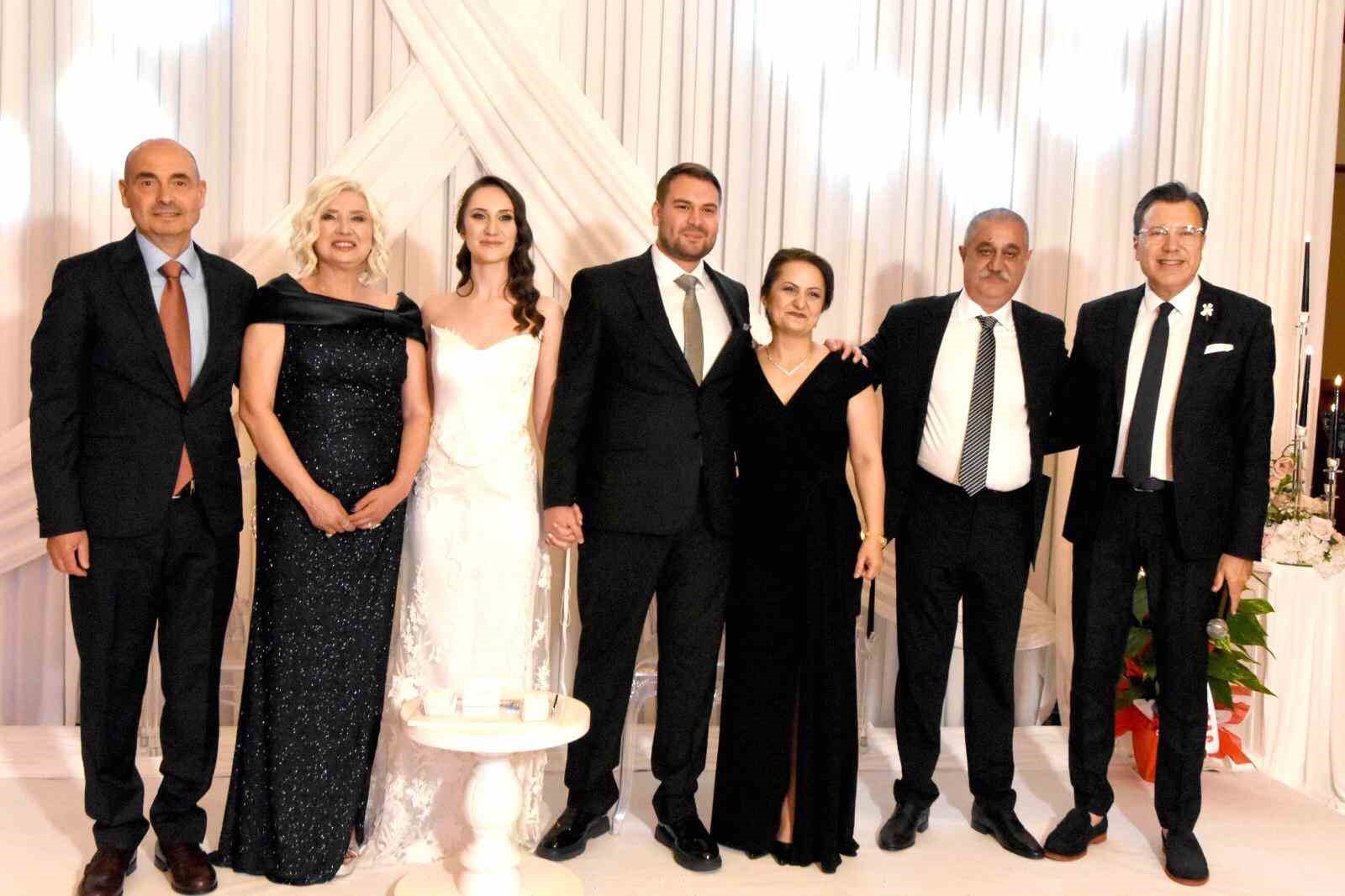 Özyapar ve Handır ailelerinin mutlu günü