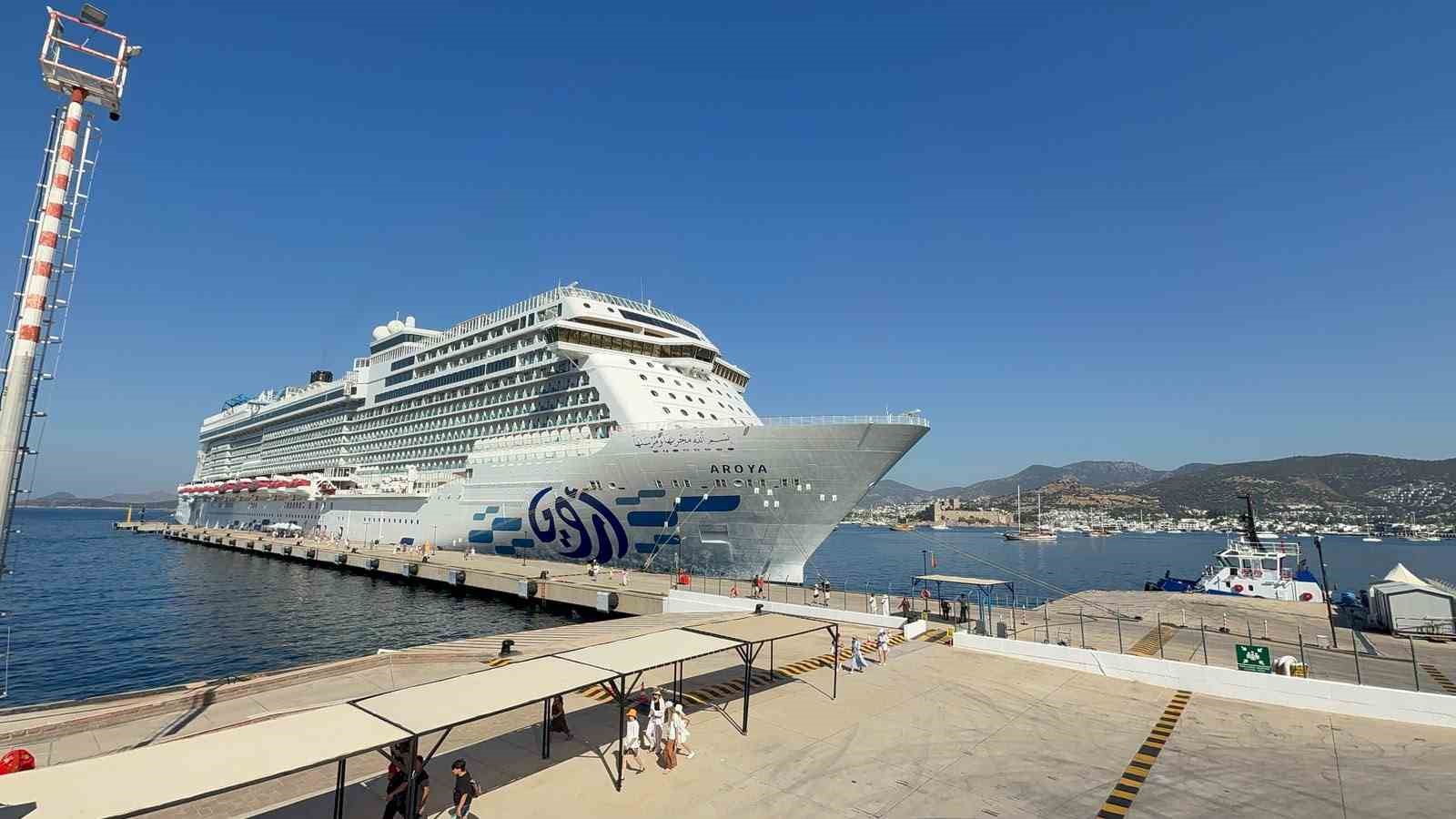 Dev kruvaziyer gemisi yeniden Bodrum’a geldi