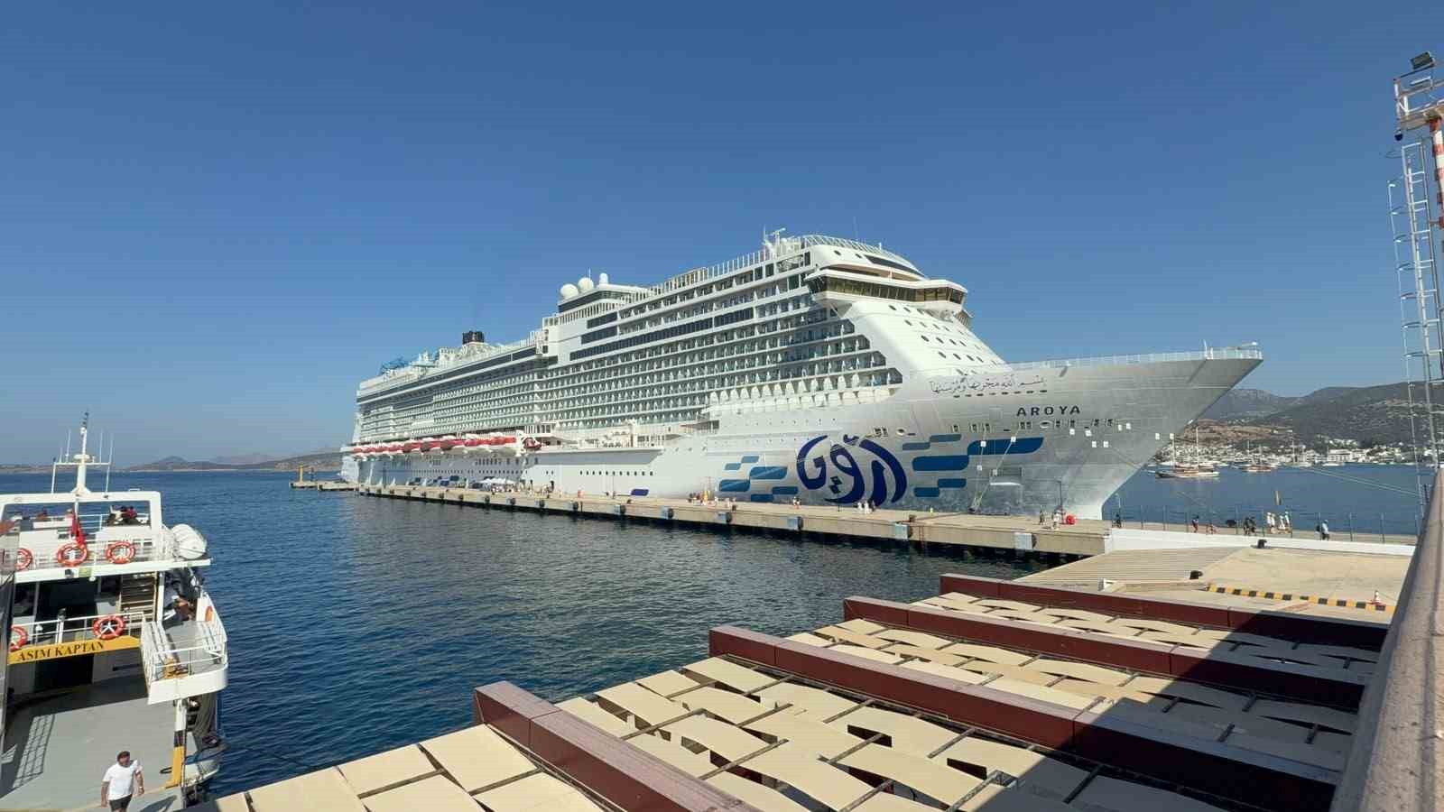 Dev kruvaziyer gemisi yeniden Bodrum’a geldi