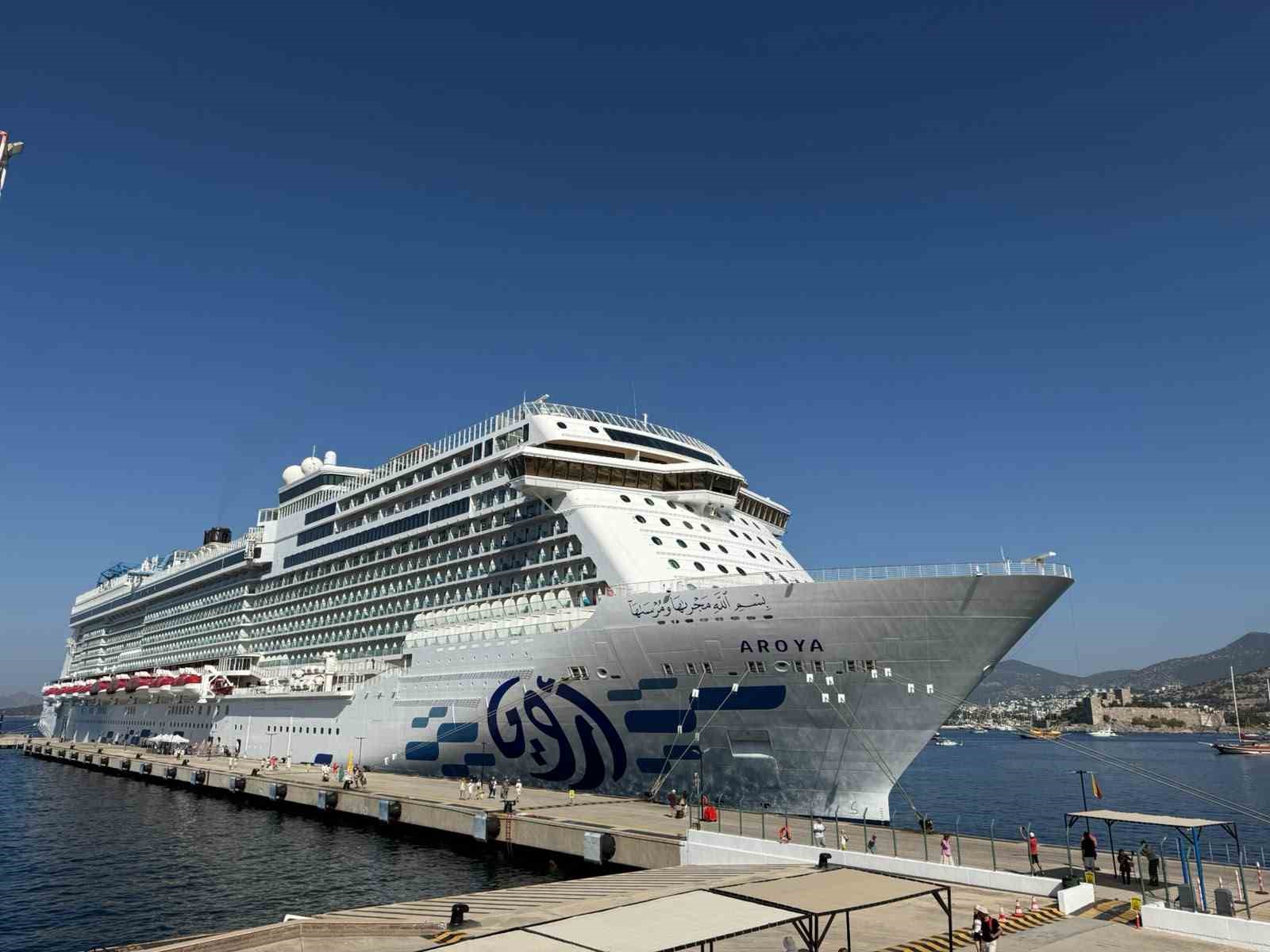 Dev kruvaziyer gemisi yeniden Bodrum’a geldi