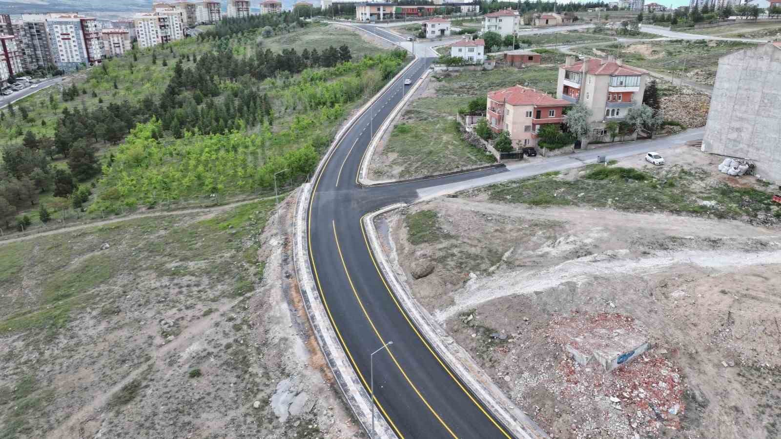 Niğde’de altyapısı tamamlanan yollar sıcak asfaltla yenileniyor