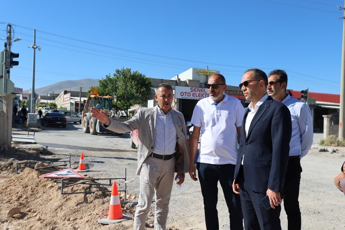 Niğde’de altyapısı tamamlanan yollar sıcak asfaltla yenileniyor