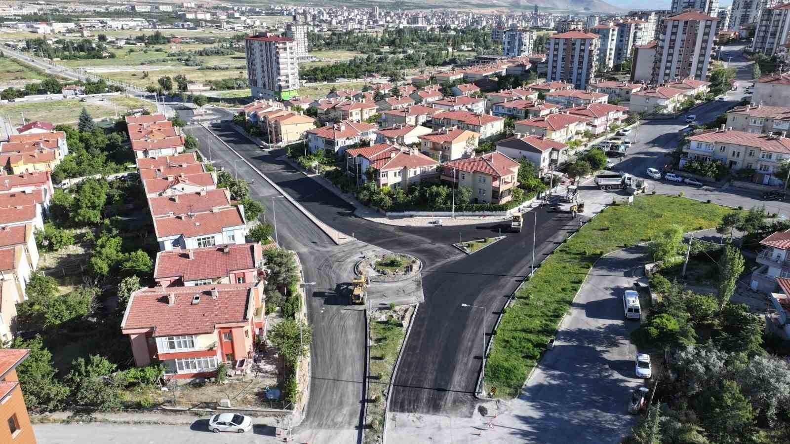 Niğde’de altyapısı tamamlanan yollar sıcak asfaltla yenileniyor