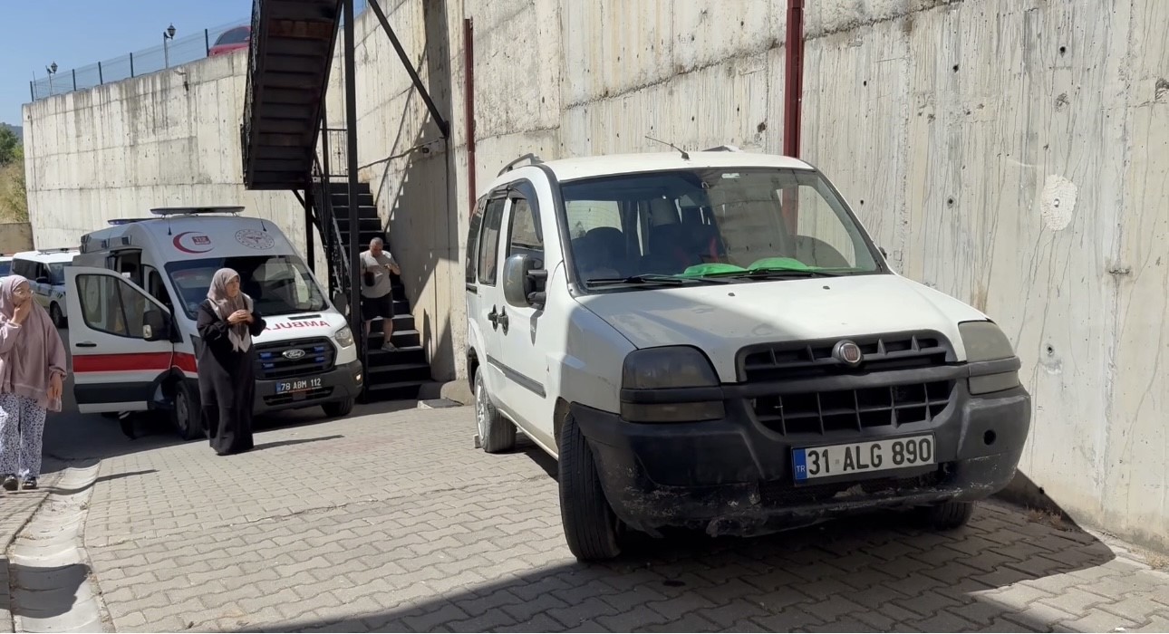 Aküsü biten aracı iterken canından oluyordu
