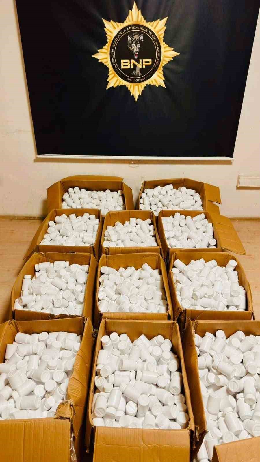 Kamyonette ev eşyası taşınması narkotiğe takıldı: 144 bin 900 adet sentetik hap ele geçirildi