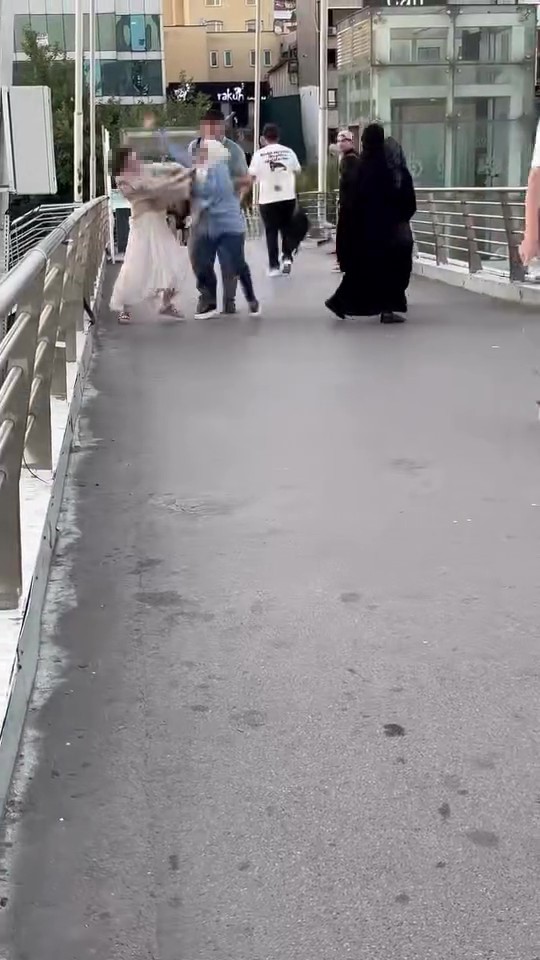 Üst geçitte hemcinsini darp etti: O anlar kamerada