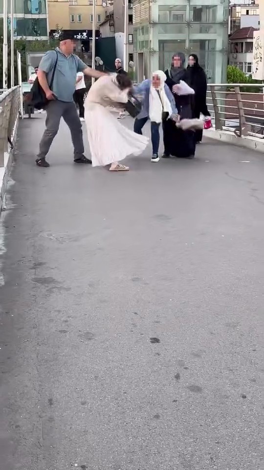 Üst geçitte hemcinsini darp etti: O anlar kamerada