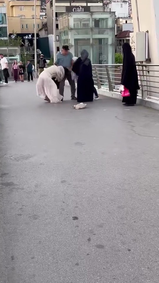 Üst geçitte hemcinsini darp etti: O anlar kamerada