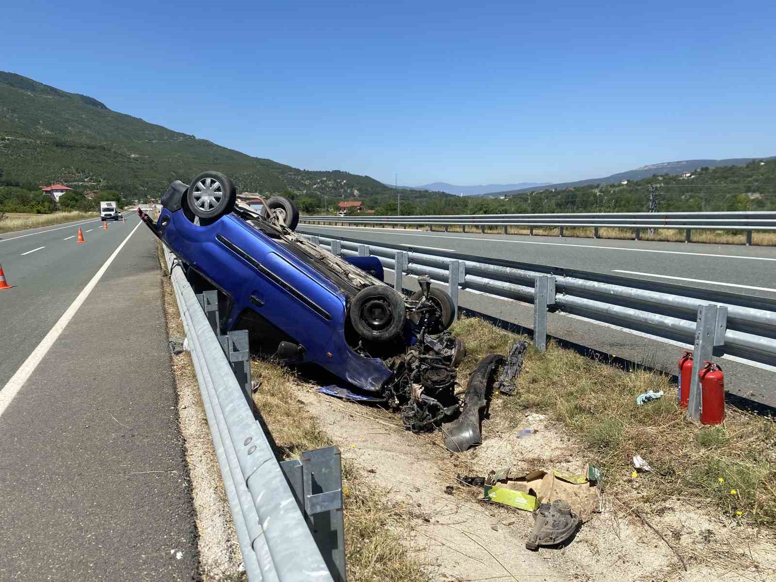 Bariyerlere çarpan hafif ticari araç ters döndü: 3 yaralı