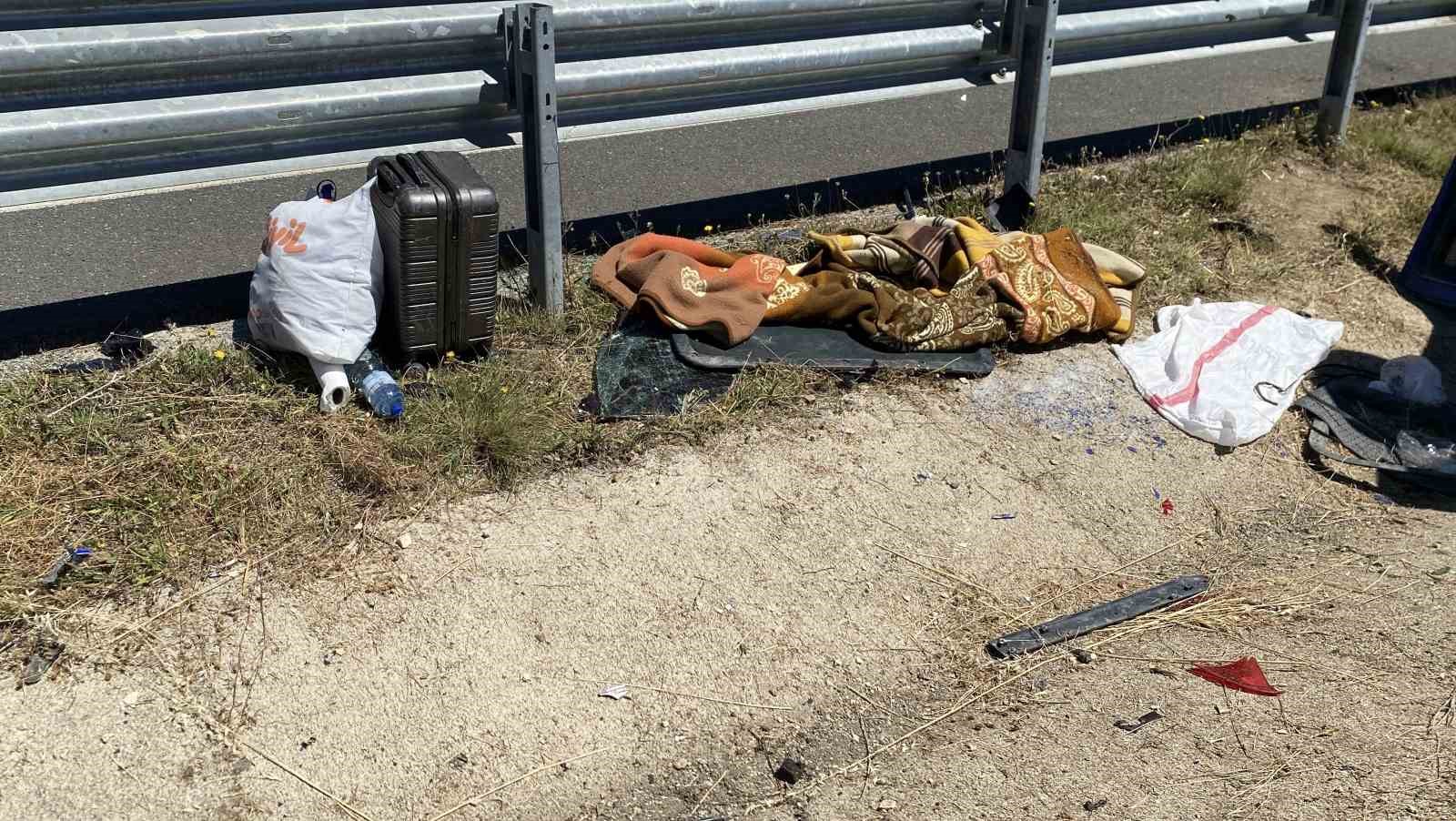 Bariyerlere çarpan hafif ticari araç ters döndü: 3 yaralı