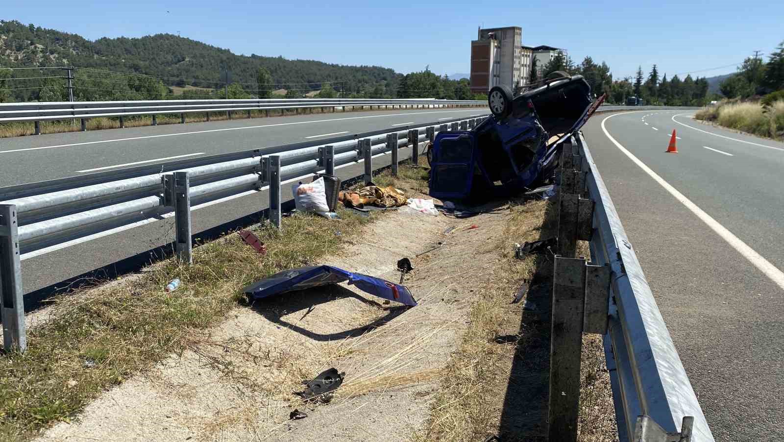 Bariyerlere çarpan hafif ticari araç ters döndü: 3 yaralı