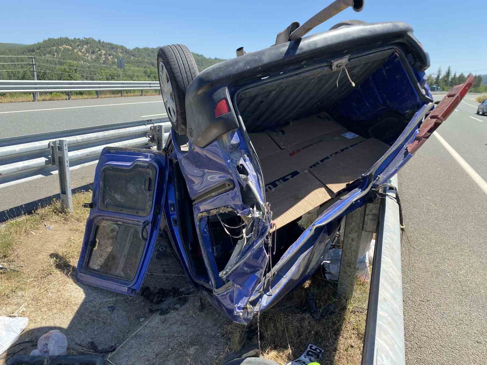 Bariyerlere çarpan hafif ticari araç ters döndü: 3 yaralı