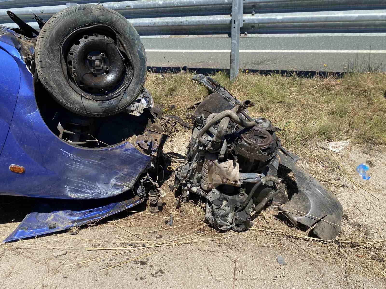 Bariyerlere çarpan hafif ticari araç ters döndü: 3 yaralı