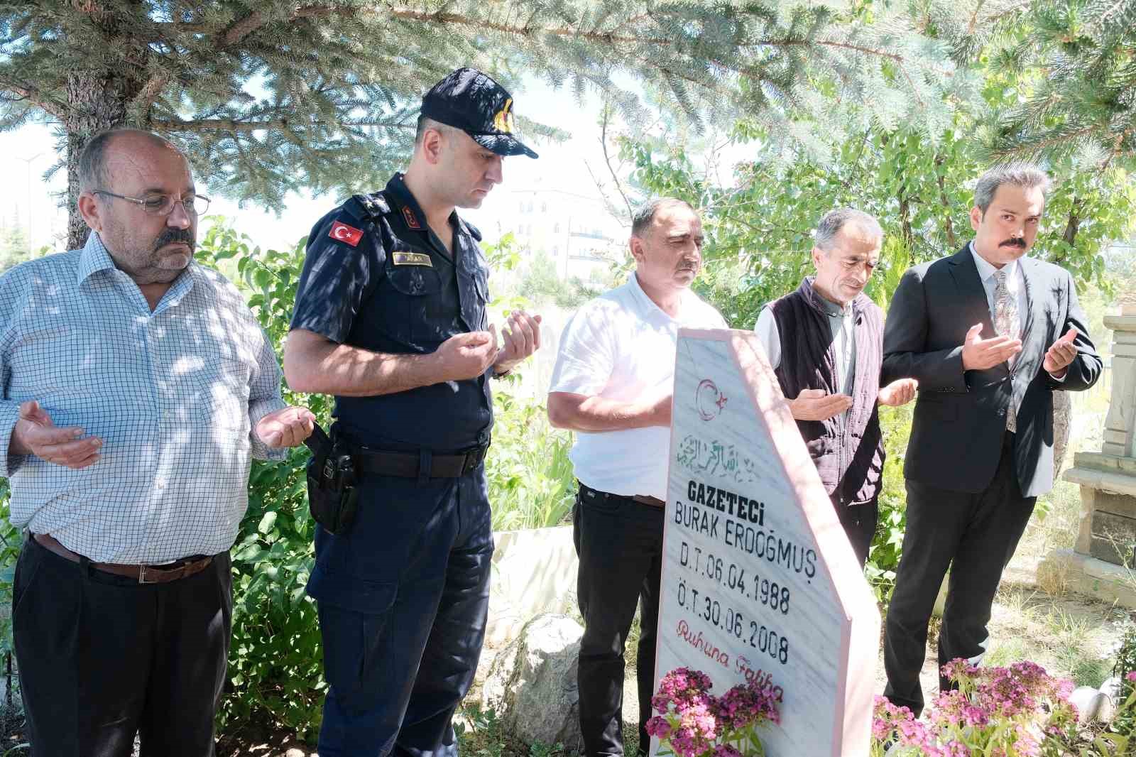 Trafik kazasında hayatını kaybeden genç gazeteci mezarı başında anıldı