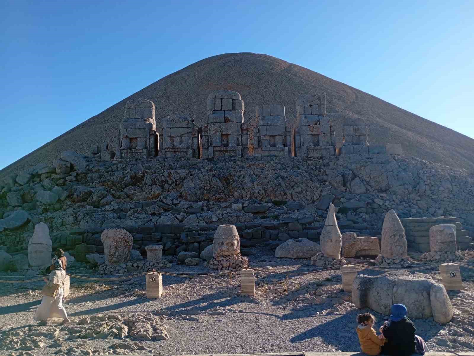 Nemrut Dağı’nda gün doğumu ve gün batımı yoğun ilgi görüyor