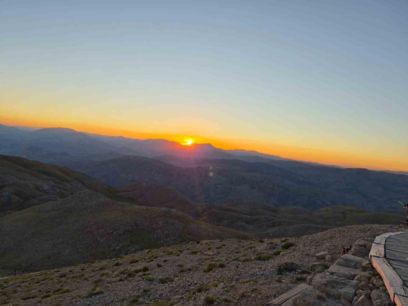 Nemrut Dağı’nda gün doğumu ve gün batımı yoğun ilgi görüyor