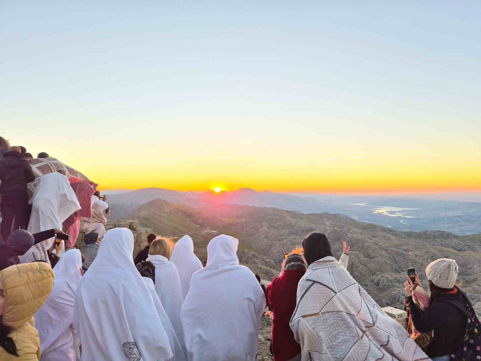 Nemrut Dağı’nda gün doğumu ve gün batımı yoğun ilgi görüyor