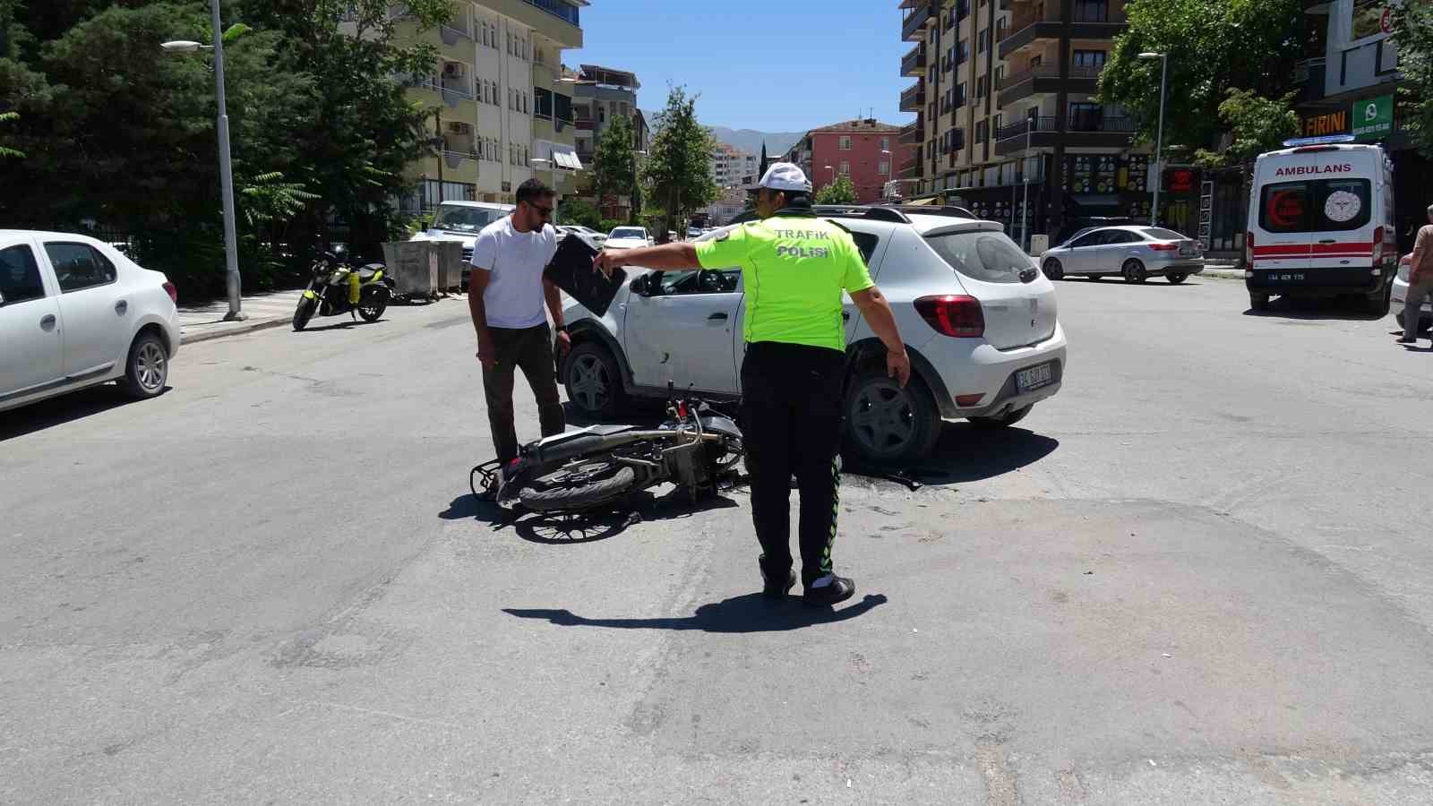 Otomobil ile çarpışan motosiklet sürücüsü yaralandı