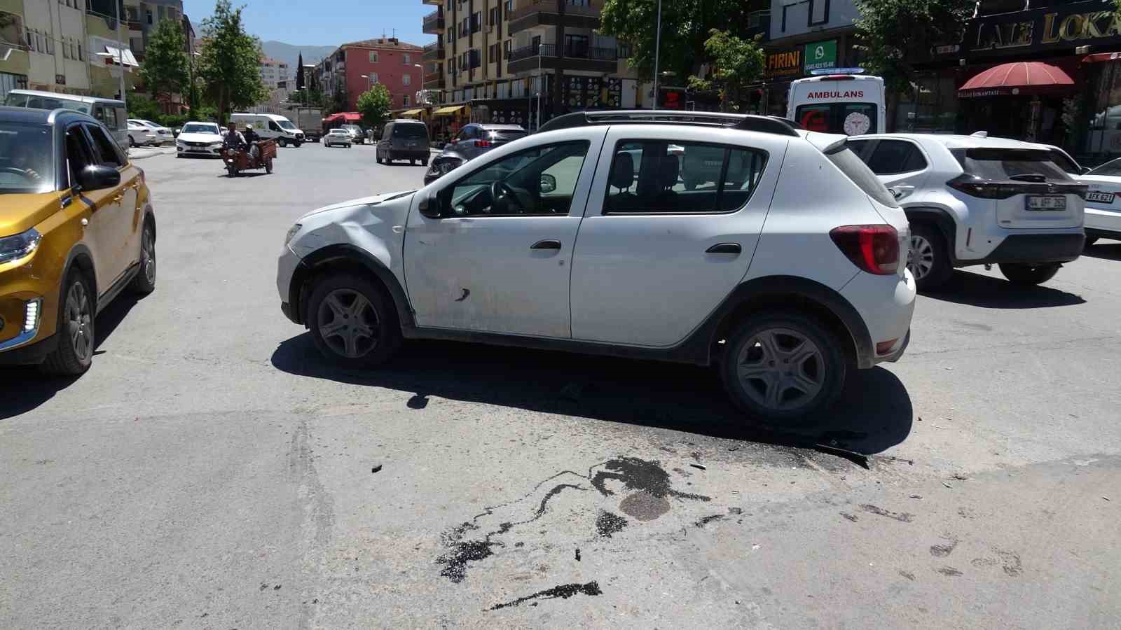 Otomobil ile çarpışan motosiklet sürücüsü yaralandı