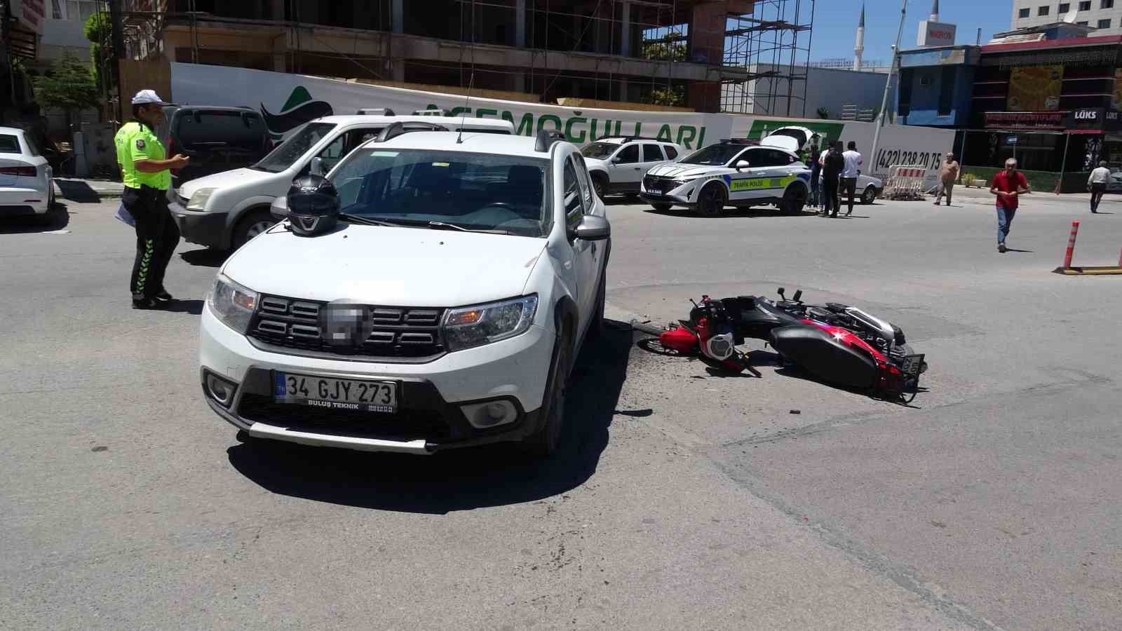 Otomobil ile çarpışan motosiklet sürücüsü yaralandı