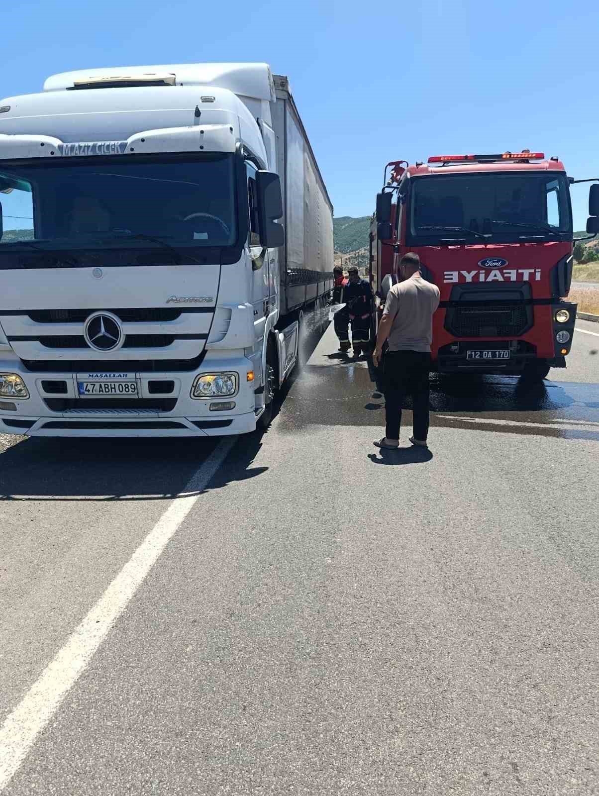 Seyir halindeki tırın lastikleri alev aldı