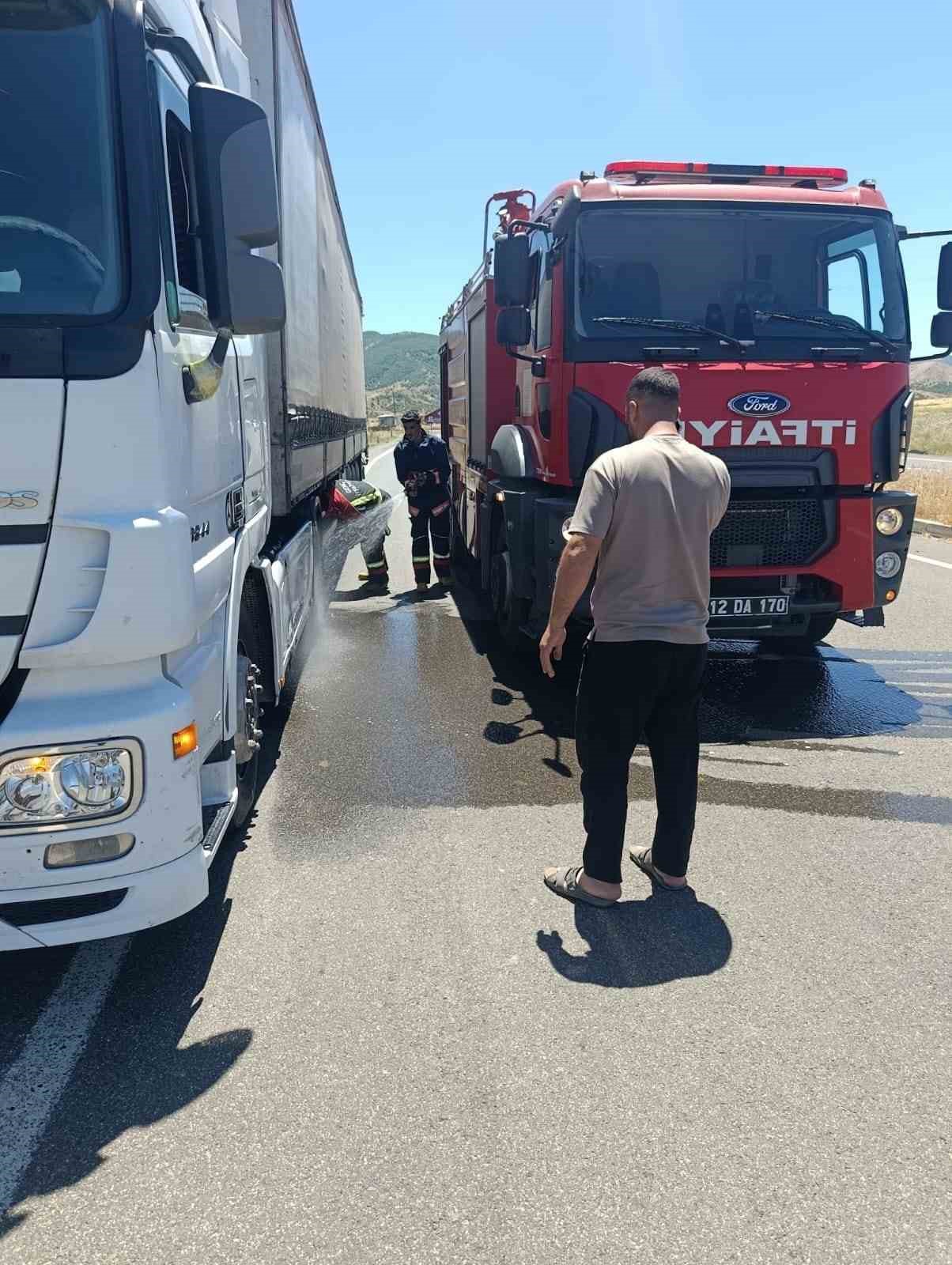 Seyir halindeki tırın lastikleri alev aldı