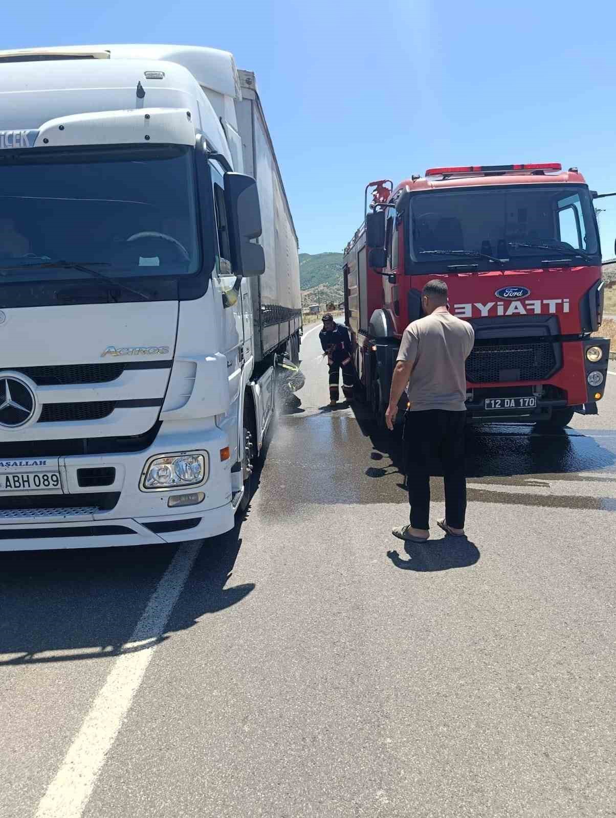 Seyir halindeki tırın lastikleri alev aldı