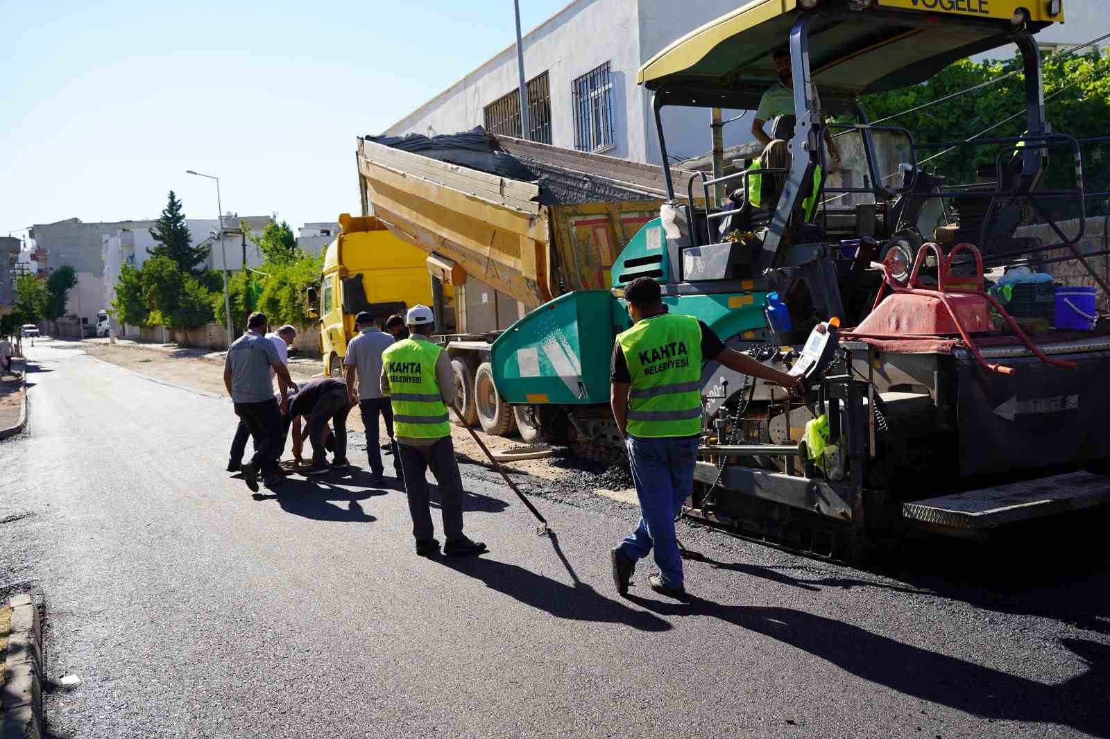 Kahta’da yol ve asfalt seferberliği sürüyor