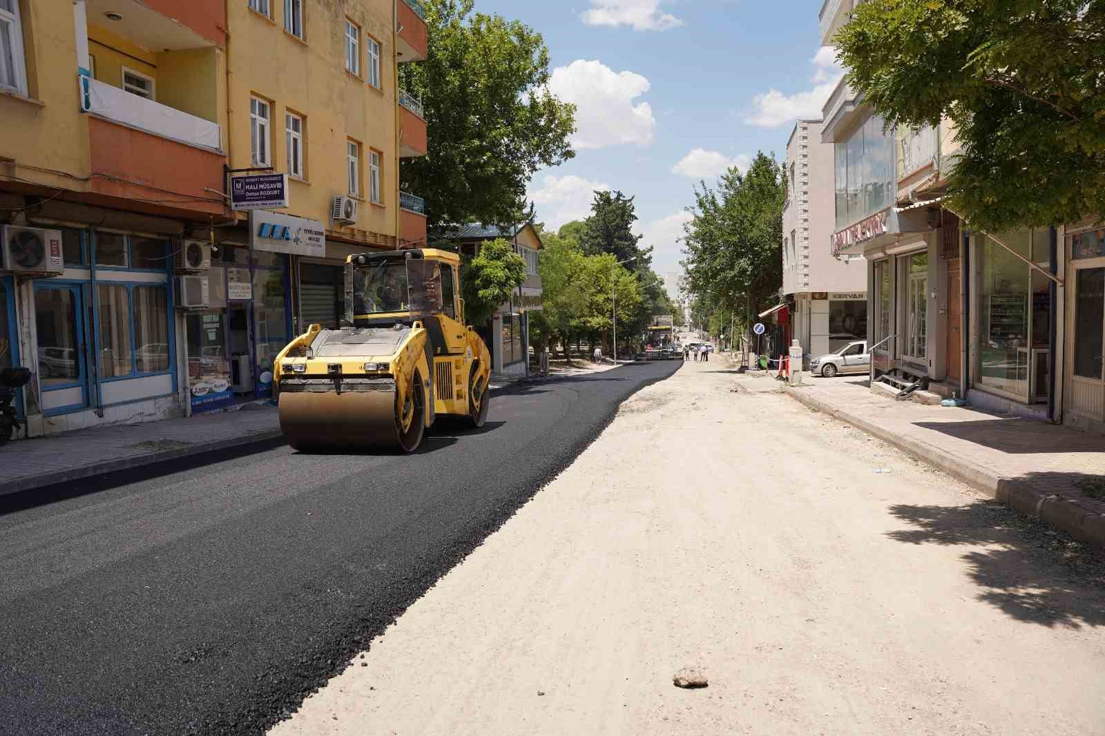 Kahta’da yol ve asfalt seferberliği sürüyor
