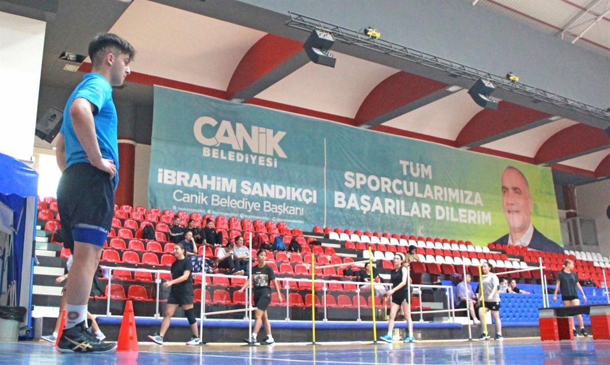 Başkan Sandıkçı: "Ücretsiz akademiye hazırlık kurslarımızda genç kardeşlerimizi uzman eğitmenlerle ağırlıyoruz"