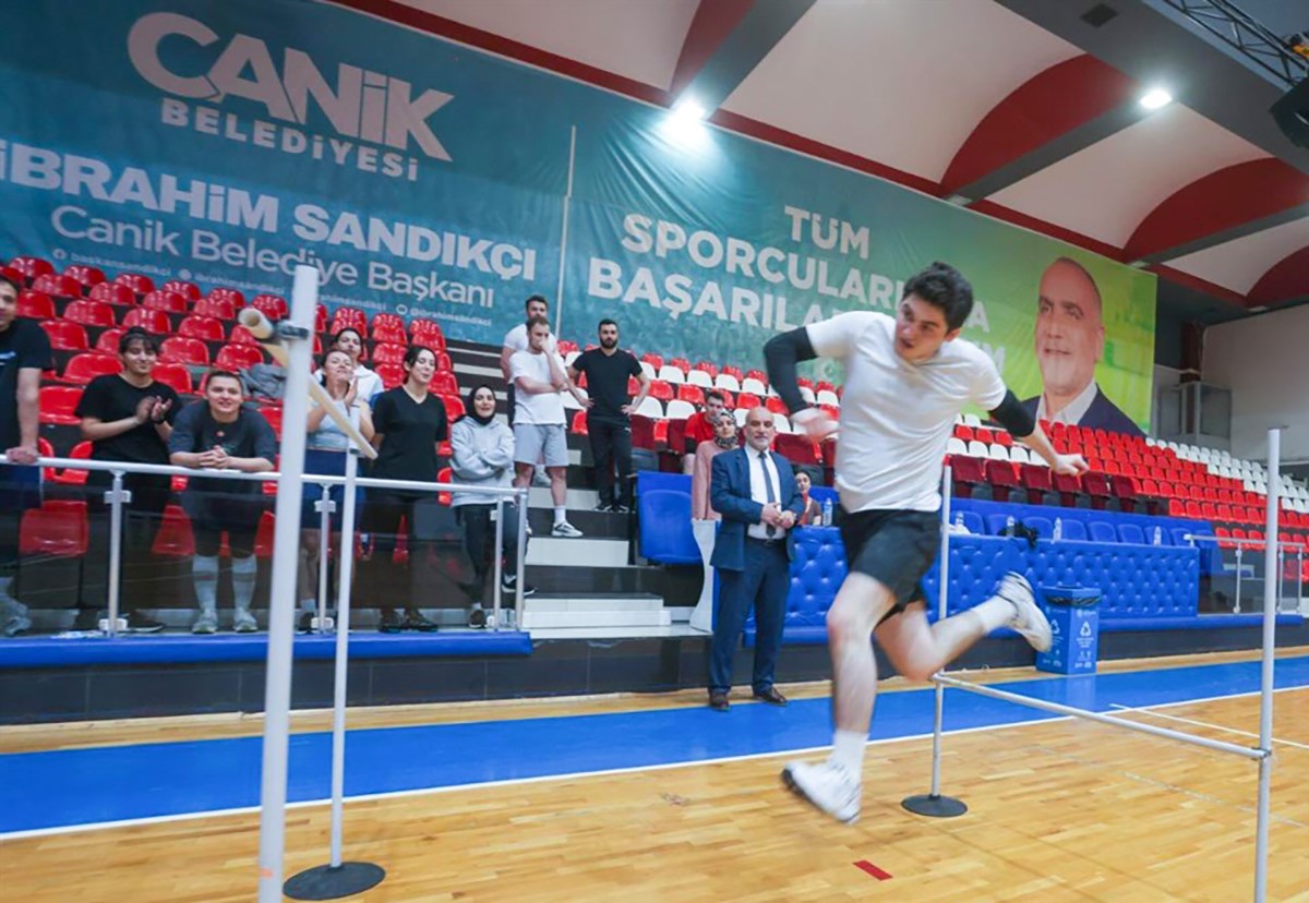 Başkan Sandıkçı: "Ücretsiz akademiye hazırlık kurslarımızda genç kardeşlerimizi uzman eğitmenlerle ağırlıyoruz"