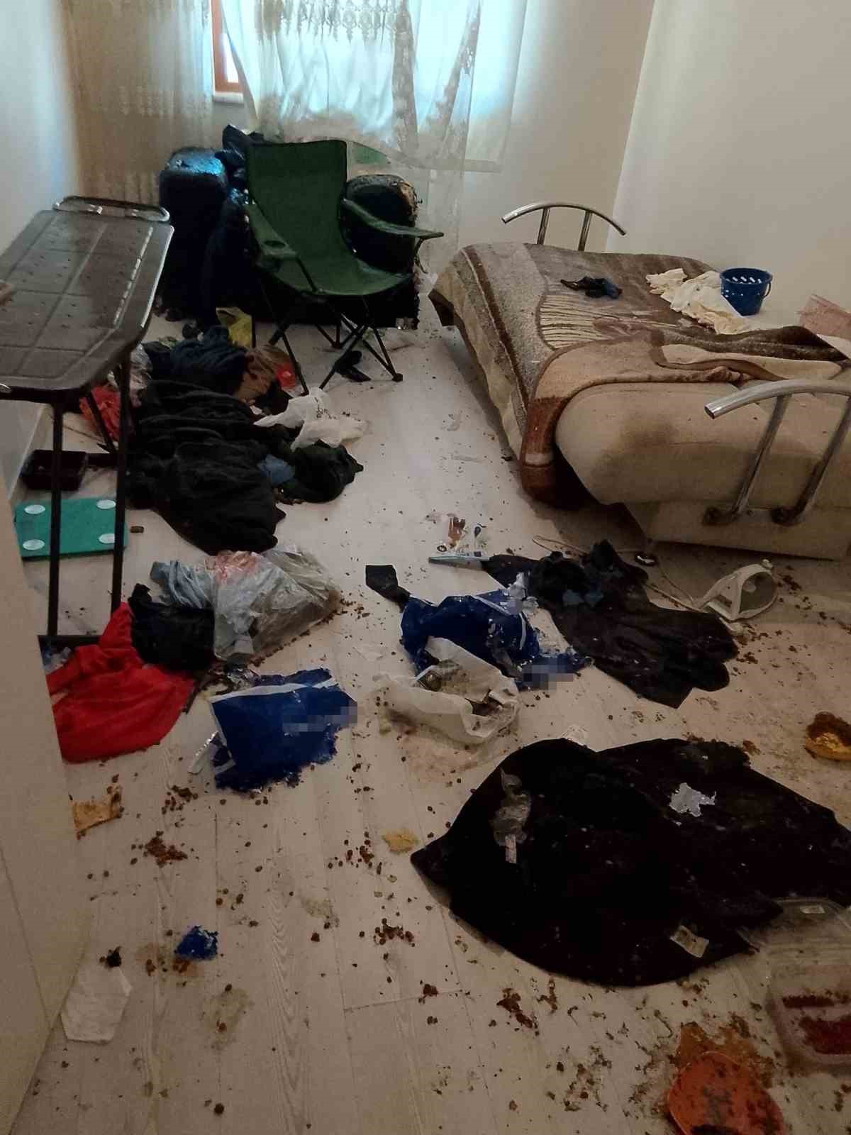 Komşuları taşınmak zorunda bırakan koku ihbarında şoke eden manzara