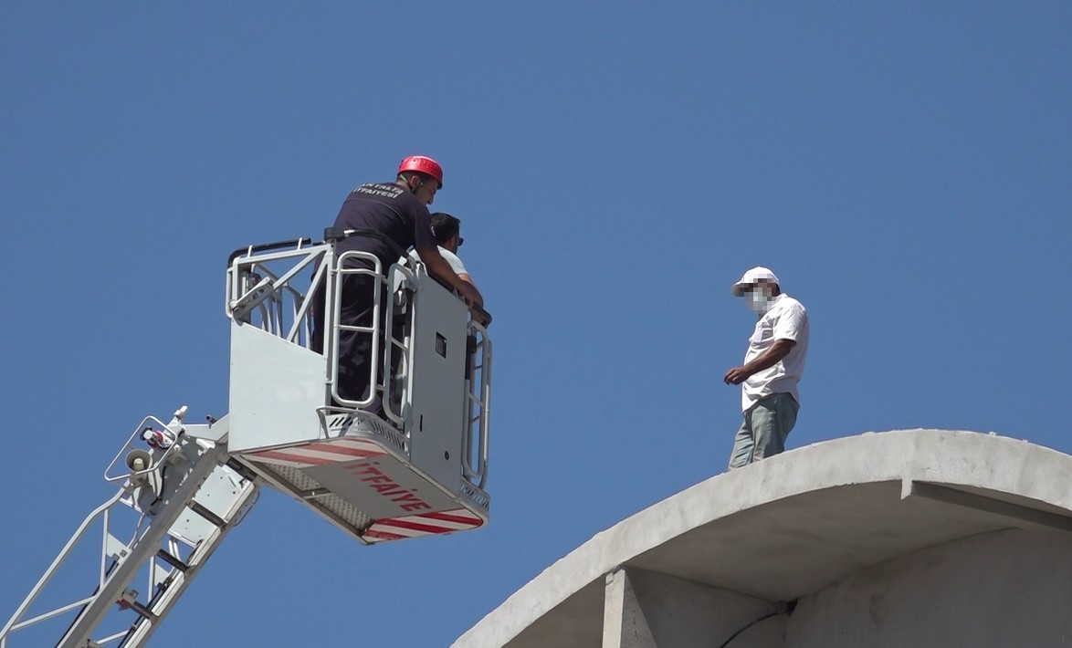 Alanya’da çatıya çıkan şahıs ekipleri alarma geçirdi