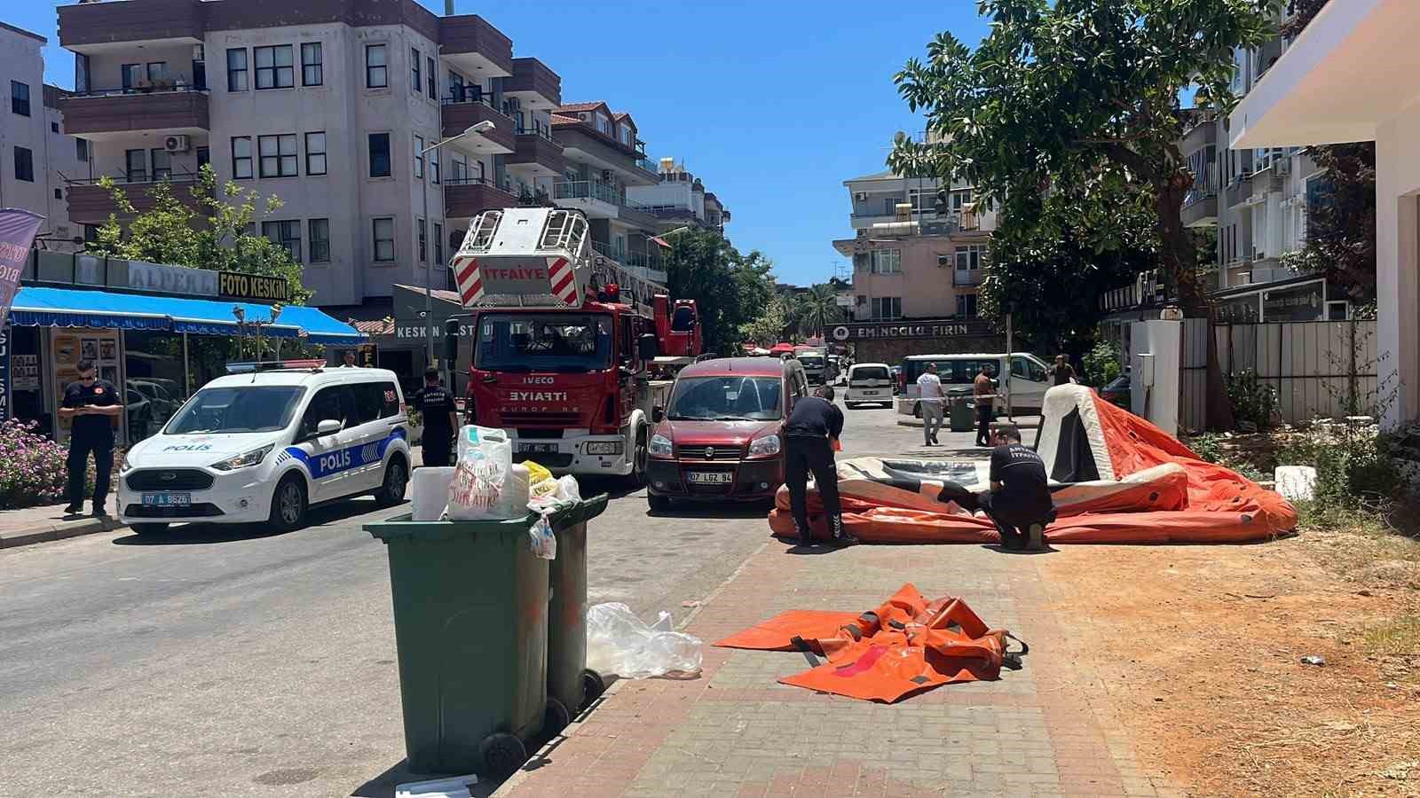 Alanya’da çatıya çıkan şahıs ekipleri alarma geçirdi