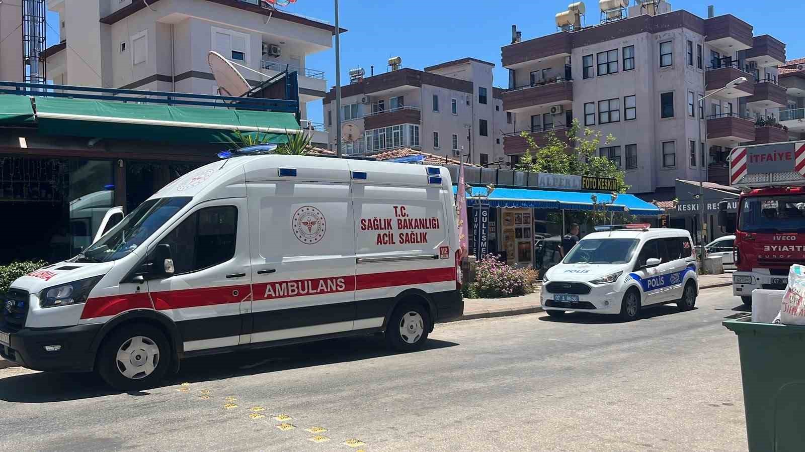 Alanya’da çatıya çıkan şahıs ekipleri alarma geçirdi