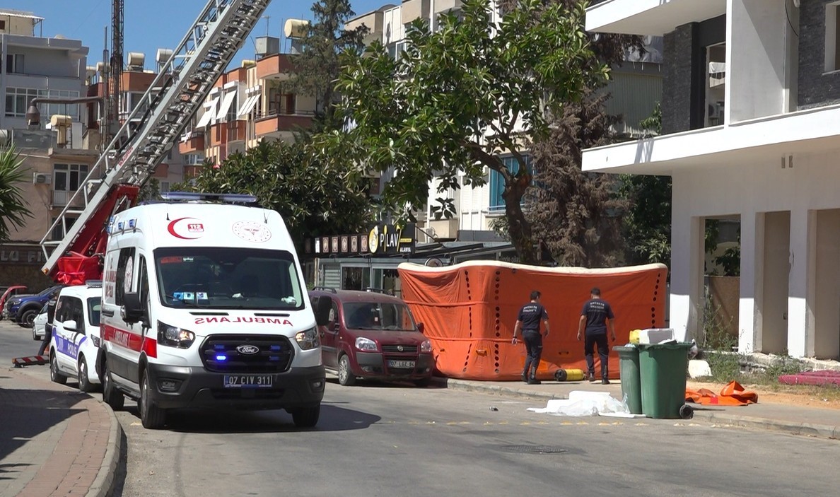 Alanya’da çatıya çıkan şahıs ekipleri alarma geçirdi