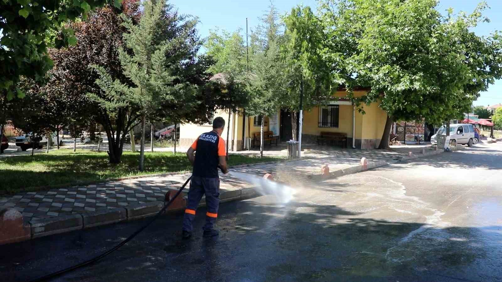 Elazığ’da belediye ekiplerinin, temizlik mesaisi sürüyor