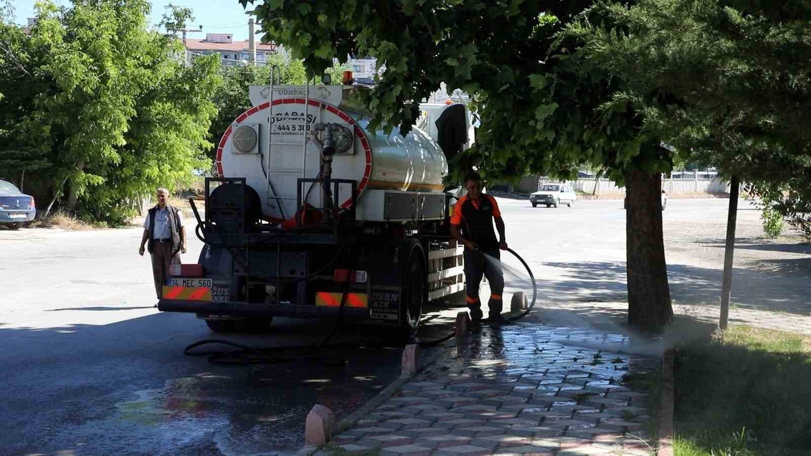 Elazığ’da belediye ekiplerinin, temizlik mesaisi sürüyor