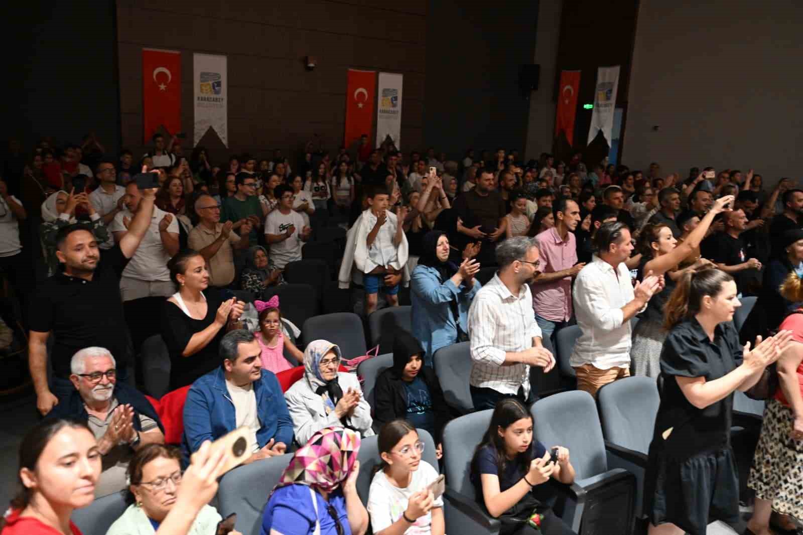 Karacabey’de halk oyunları gecesi büyük beğeni topladı