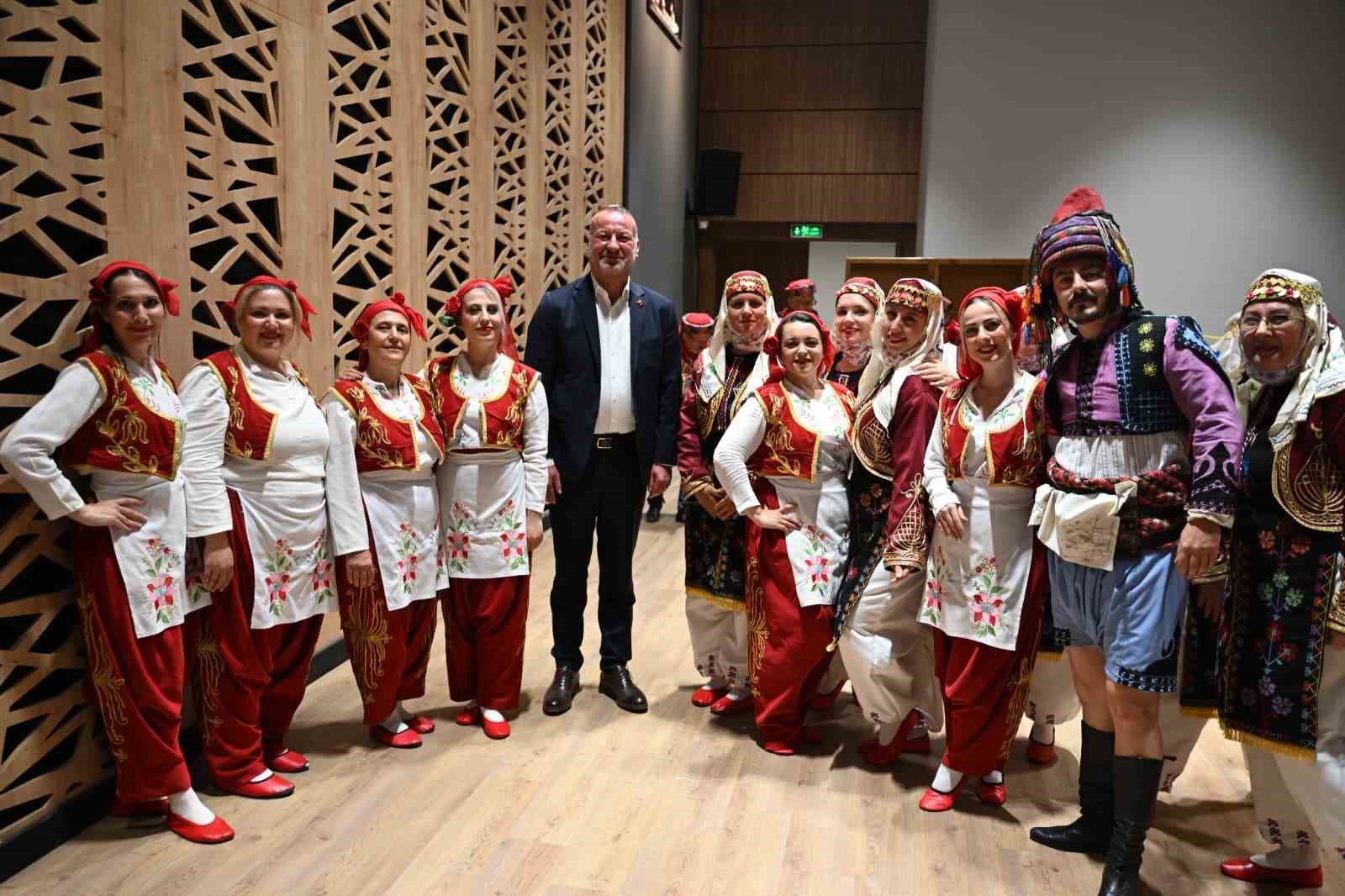 Karacabey’de halk oyunları gecesi büyük beğeni topladı