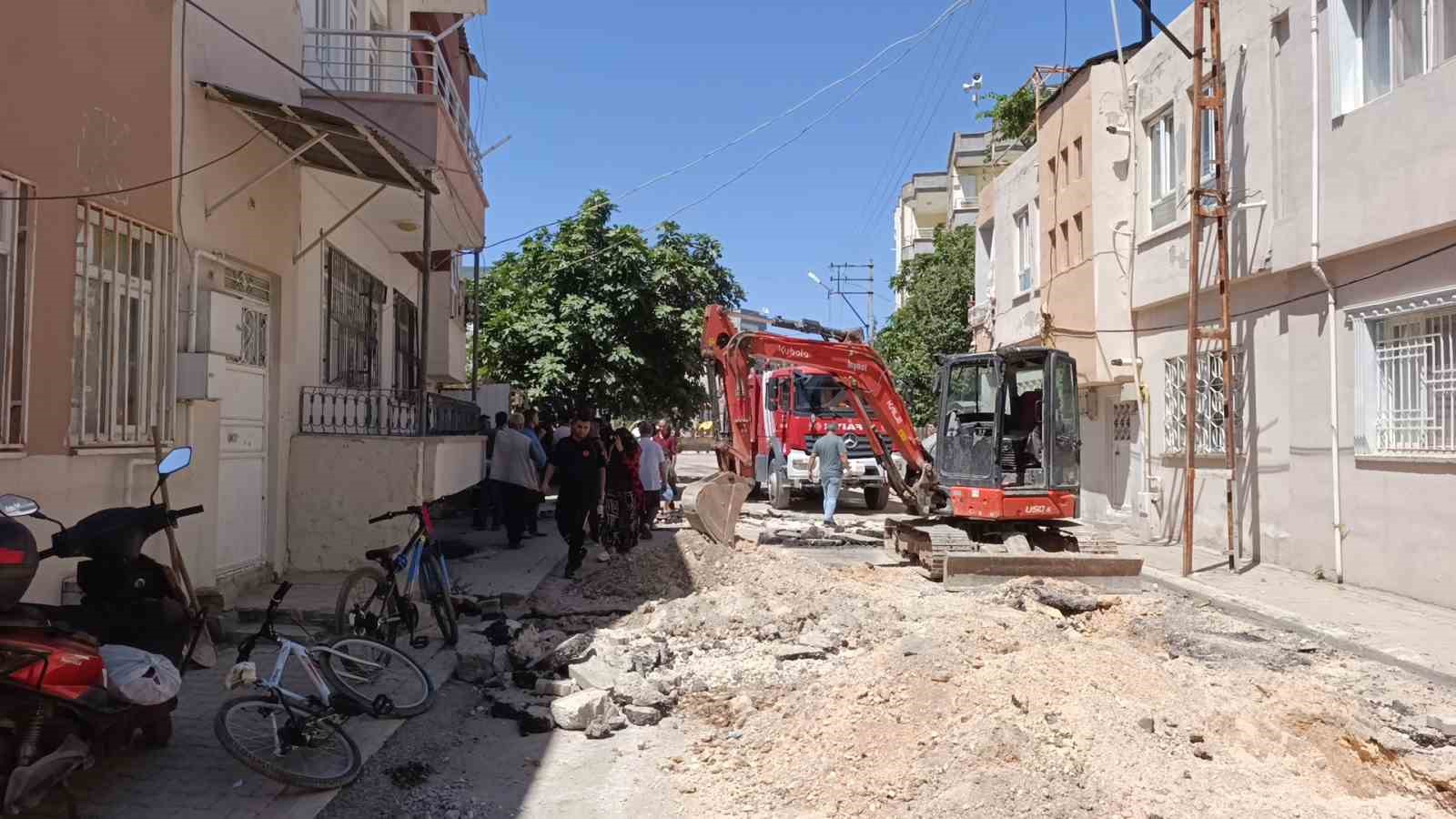 Altyapı çalışmaları sırasında kopan elektrik telleri evlerdeki cihazlara hasar verdi