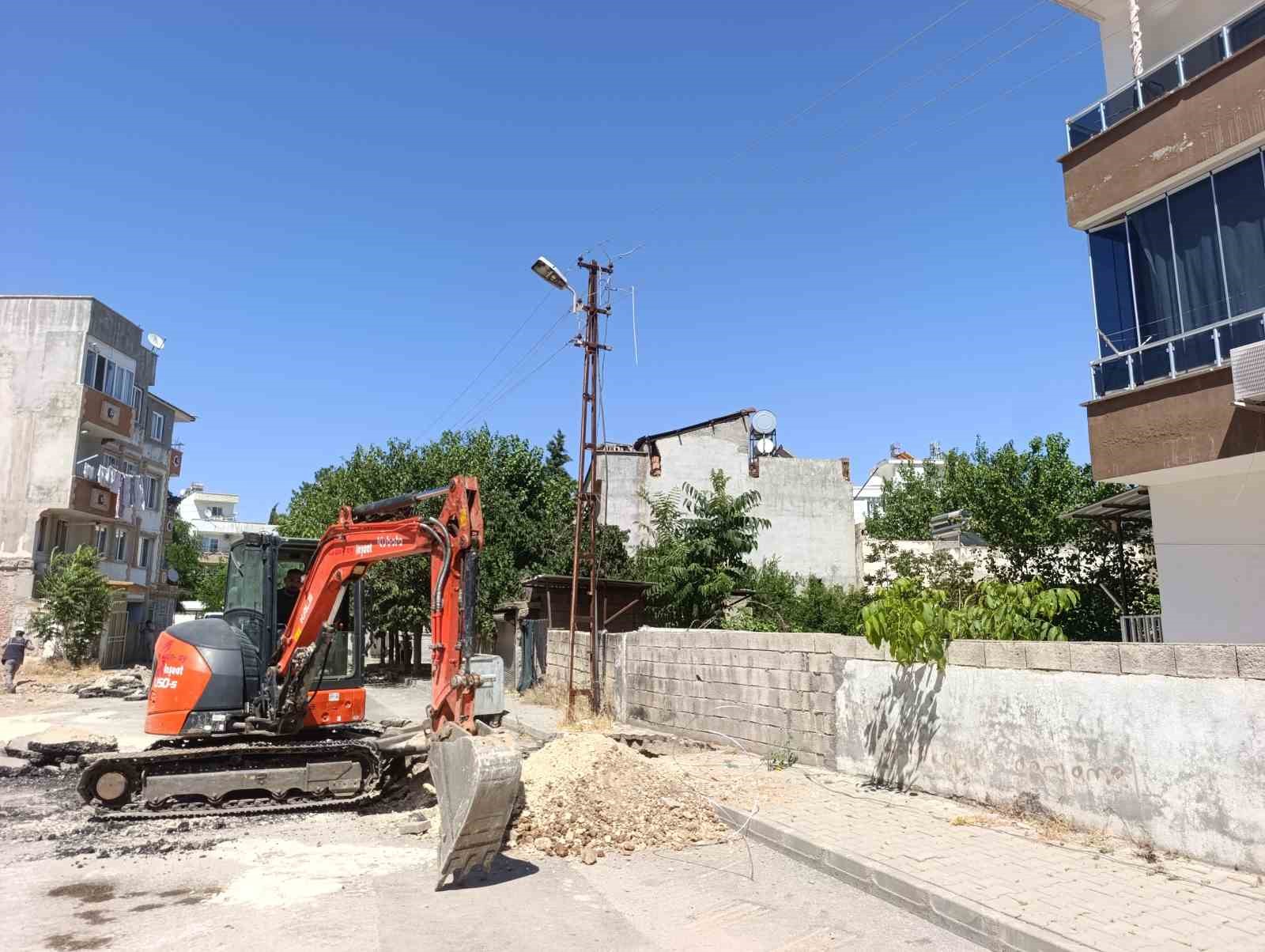 Altyapı çalışmaları sırasında kopan elektrik telleri evlerdeki cihazlara hasar verdi