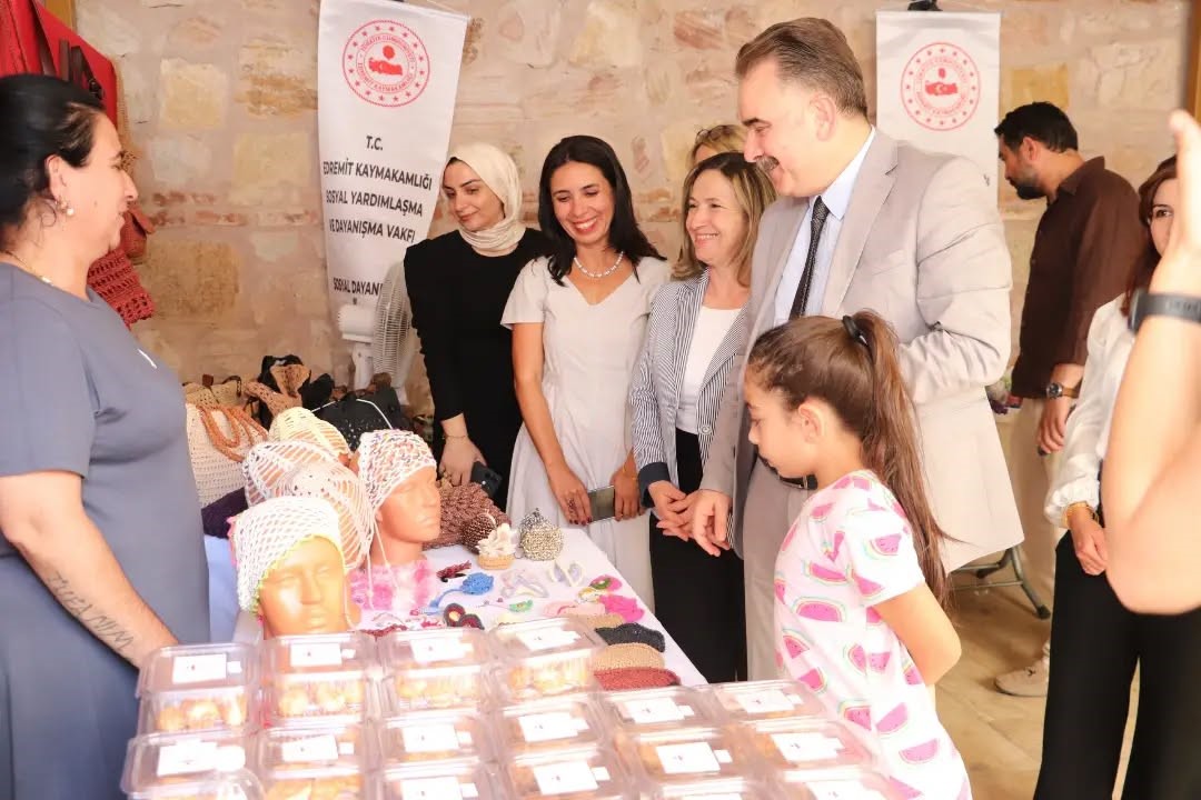 Edremit’te kursiyerlerin el emeği göz nuru ürünleri sergilendi